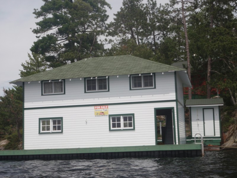 nice place to put the boat underneath and looks like accommodation on the top.